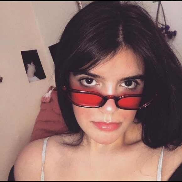 Retro cool girl tiny red sunglasses - Picture 2 of 2